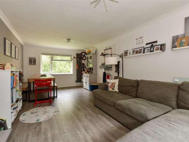 Flat for sale in Burstow, Hillview