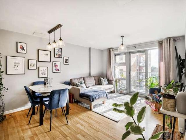 Flat for sale in South Woodford, Greater London