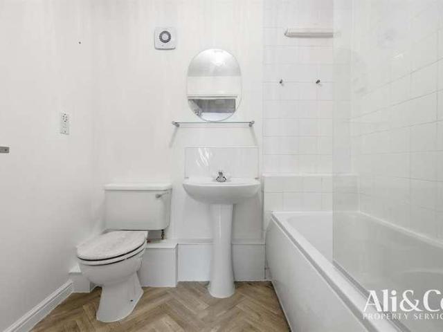 Flat for sale in Grays, Essex