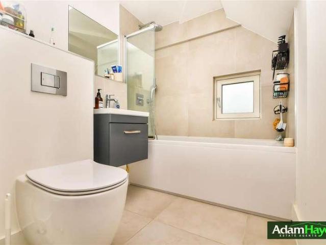Flat for sale in Temple Fortune, Greater London