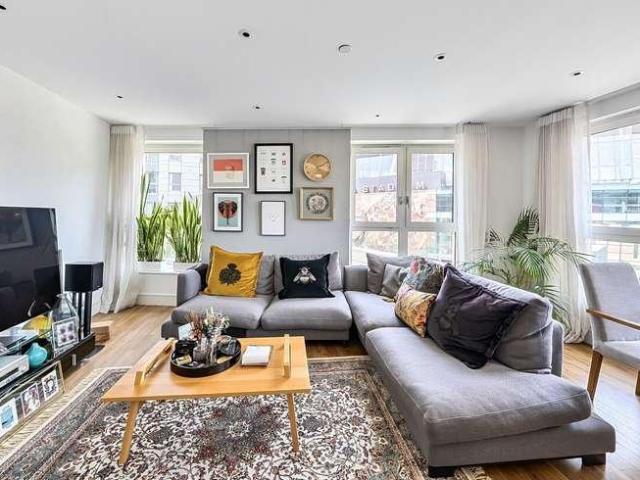 Flat for sale in Highbury, Greater London