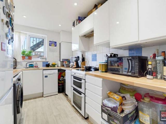 Flat for sale in Kempton Park, Lower Halliford