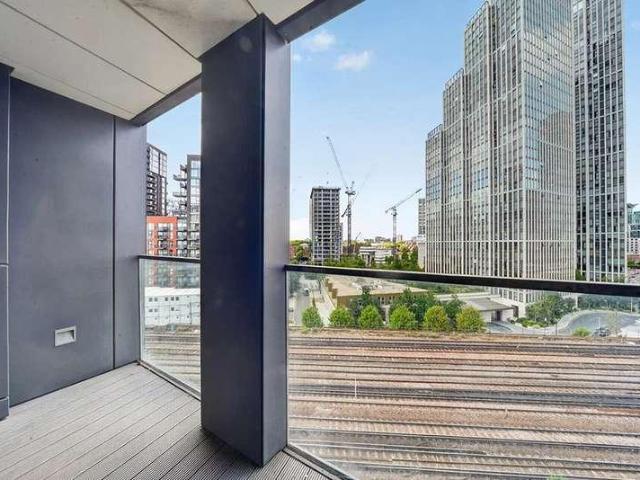 Flat for sale in Vauxhall, Greater London