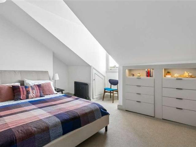 Flat for sale in Brownswood Park, Stoke Newington