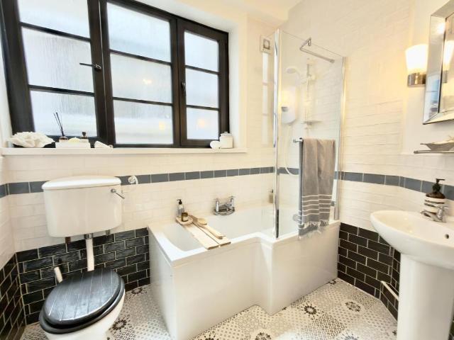Flat for sale in Pokesdown, Bournemouth
