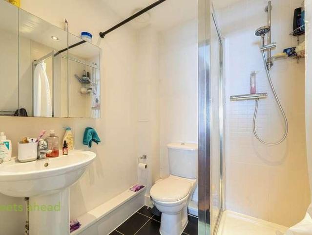Flat for sale in London Borough of Croydon, South Norwood