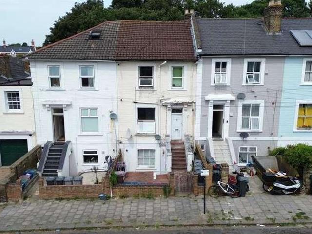 Flat for sale in London Borough of Hounslow, Greater London