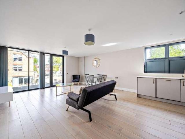 Flat for sale in Surbiton, Greater London