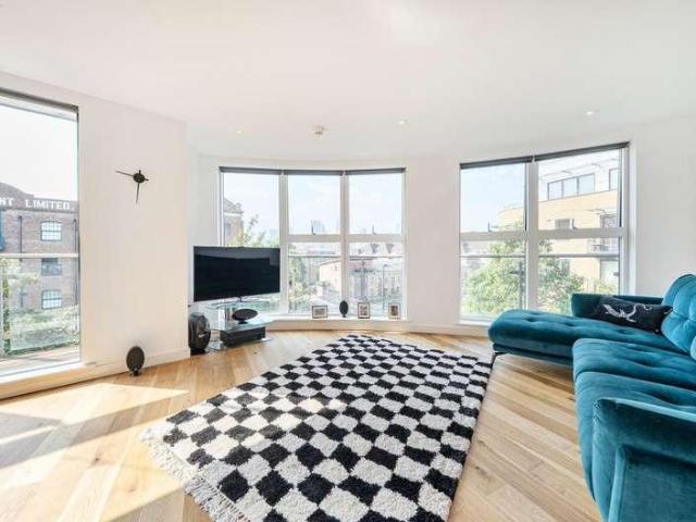 Flat for sale in Bromley-by-Bow, Poplar Grove