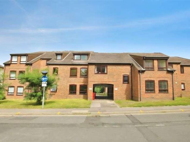 Flat for sale in Emmbrook, Wokingham