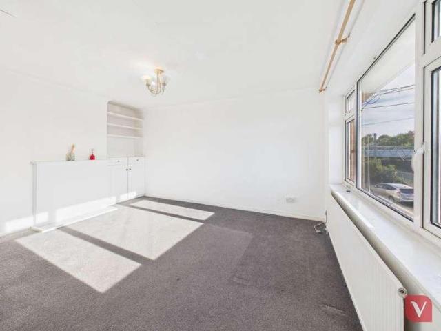 Flat for sale in Leagrave, Luton