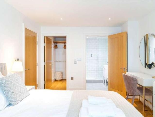 Flat for sale in Vauxhall, Greater London