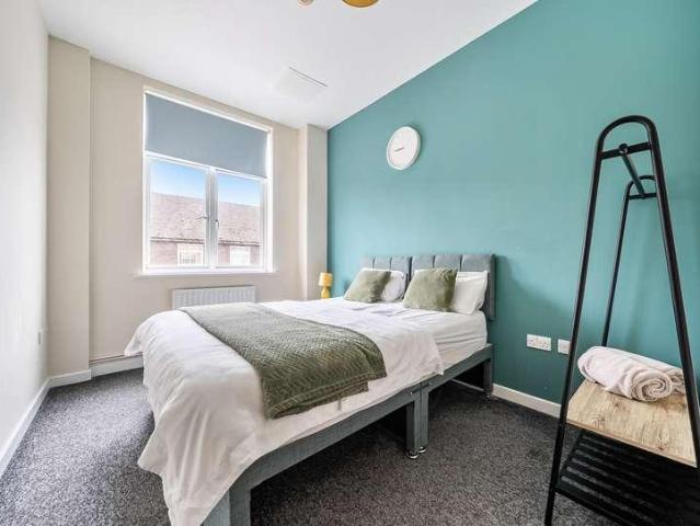 Flat for sale in Meath Green, Reigate and Banstead