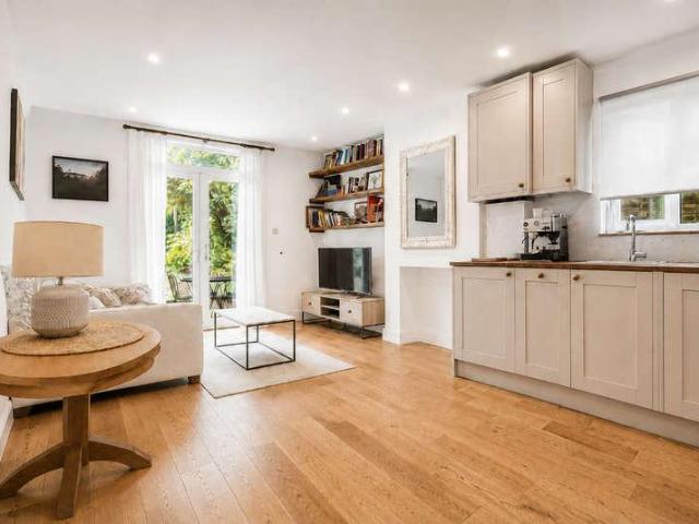 Flat for sale in Brondesbury, Greater London
