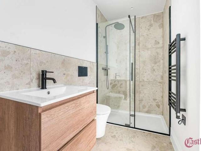 Flat for sale in London Borough of Haringey, Greater London