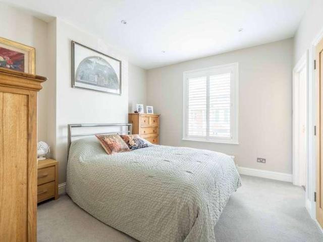 Flat for sale in Southlea, Datchet