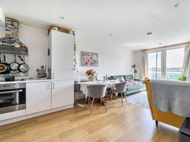 Flat for sale in North Sheen, Greater London