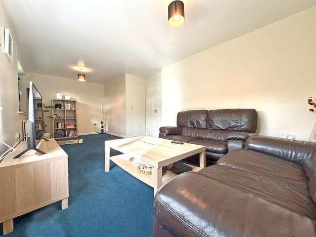 Flat for sale in Seven Kings, Greater London