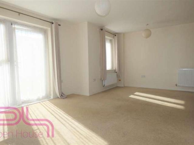 Flat for sale in Hayes, Greater London