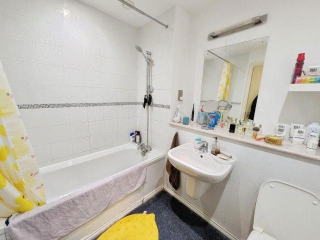 Flat for sale in Islington, Calderstones