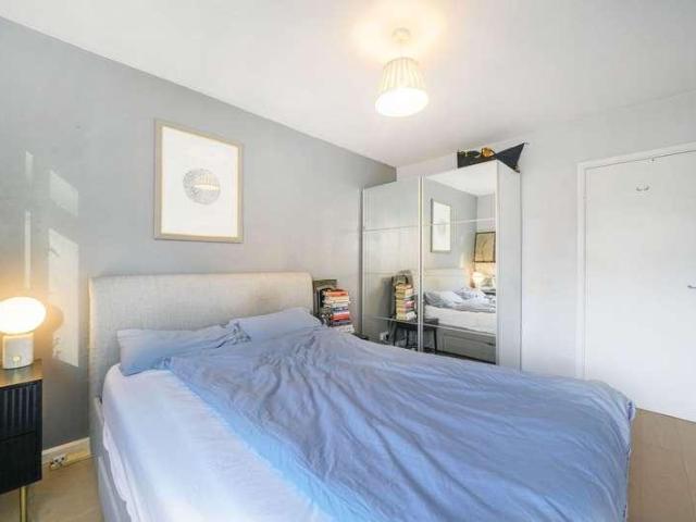 Flat for sale in St. George in the East, Wapping
