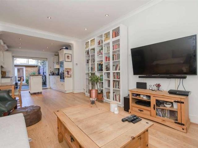 Flat for sale in New Southgate, Greater London