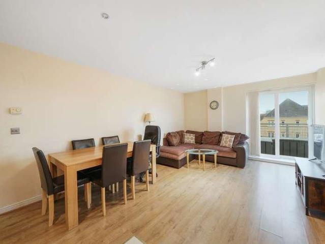 Flat for sale in Elstree and Borehamwood, Borehamwood