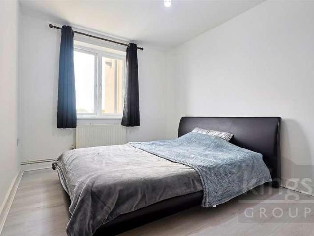 Flat for sale in Freezywater, Greater London