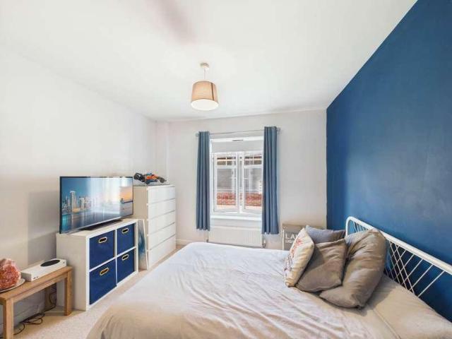 Flat for sale in Horsham, West Sussex