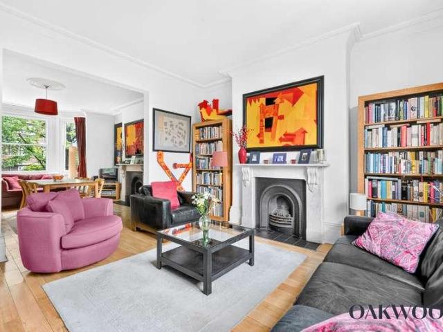 Flat for sale in Stoke Newington, Greater London