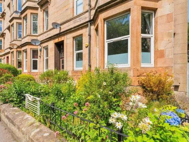 Flat for sale in Shawlands, Scotland