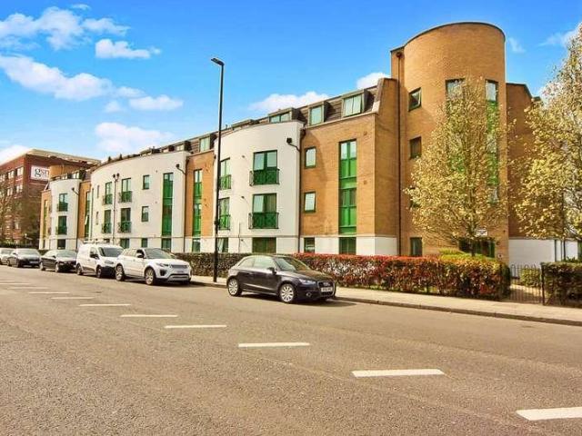 Flat for sale in North Greenford, Greater London