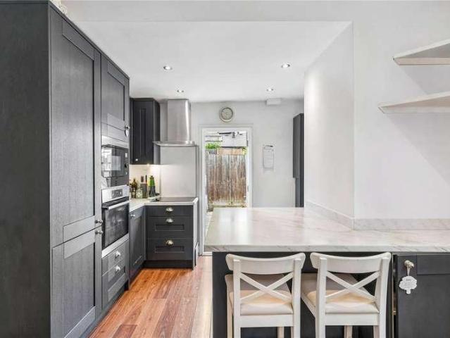 Flat for sale in Earlsfield, Greater London