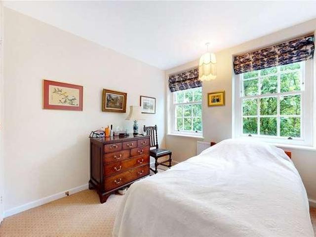 Flat for sale in Highgate, Greater London