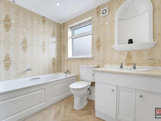 Flat for sale in Ashford, Spelthorne