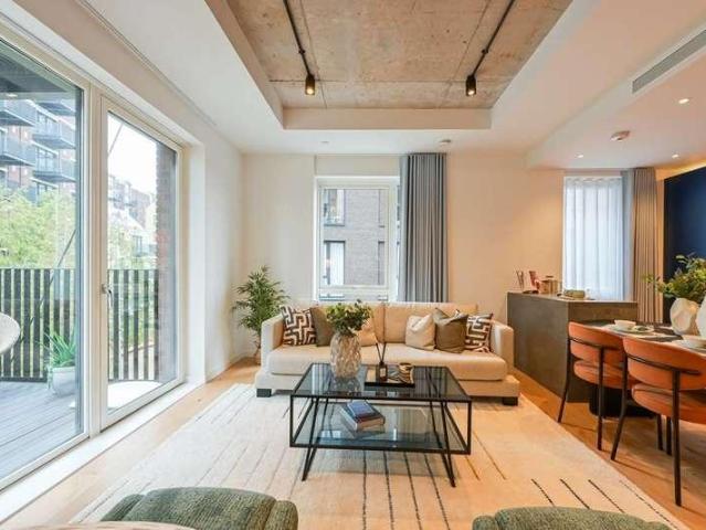Flat for sale in E14, London