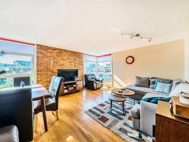 Flat for sale in Denham