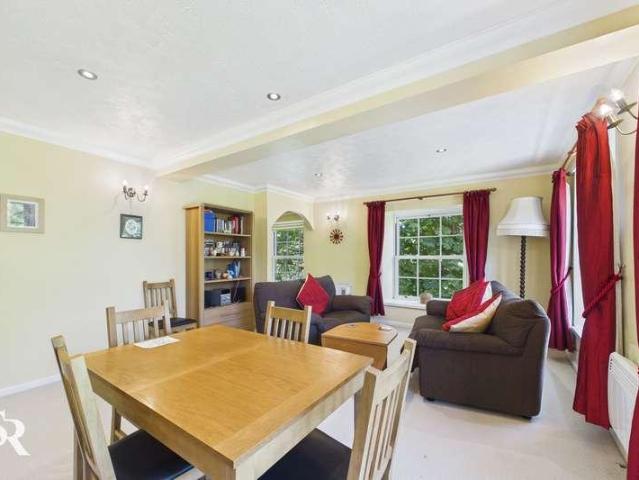 Flat for sale in Wash, Charlesworth