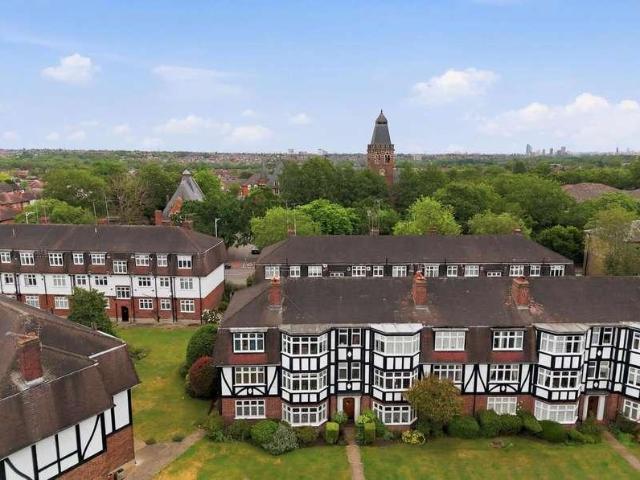 Flat for sale in Snaresbrook, Greater London