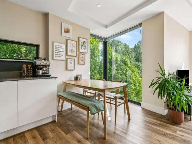 Flat for sale in Earlsfield, Greater London