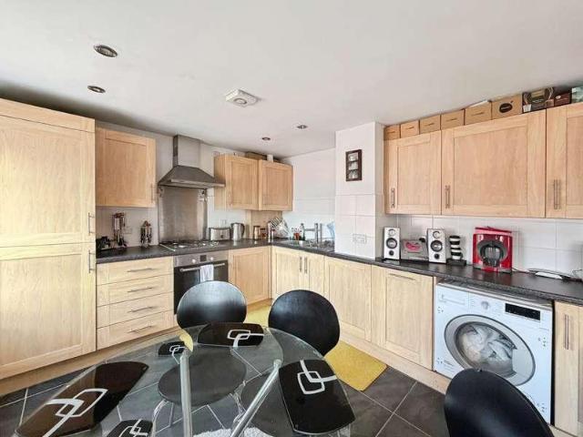Flat for sale in Abbey End, Green Close