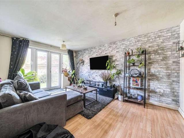 Flat for sale in Perryfields, West Sussex