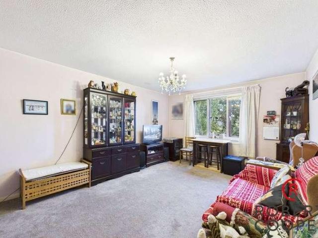 Flat for sale in Pinner, Greater London
