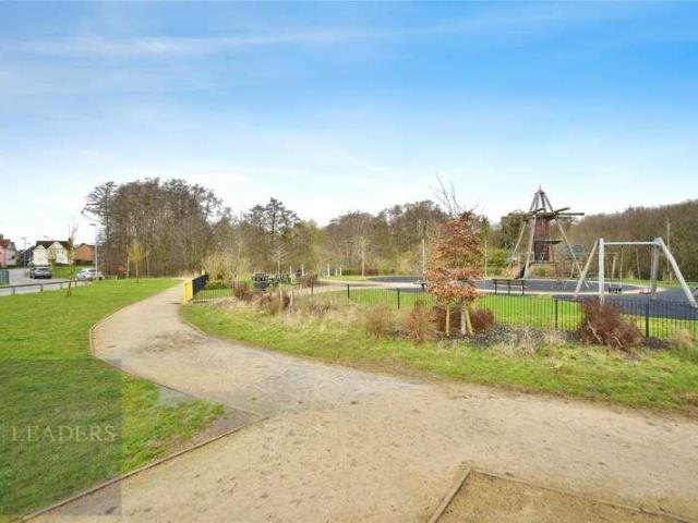 Flat for sale in Chipping Hill, Essex