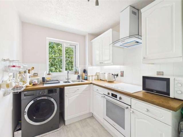 Flat for sale in Mortimer, West Berkshire
