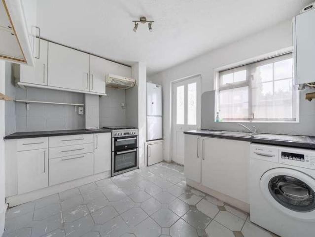 Flat for sale in Lonesome, Greater London