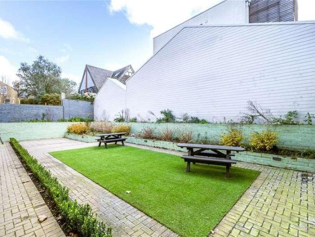 Flat for sale in Streatham Hill, Greater London