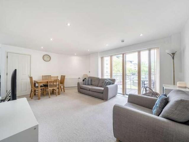 Flat for sale in Lane, Greater London