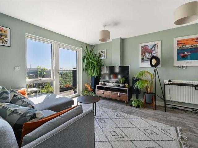 Flat for sale in London Borough of Merton, Collier's Wood