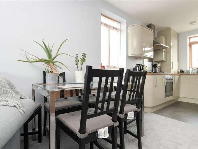 Flat for sale in Red Hill, Surrey